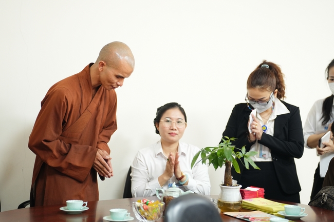 Nhóm Hiểu Và Thương – chùa Hoằng Pháp: Tặng quà tết cho người dân có hoàn cảnh khó khăn