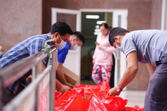 Nhóm Hiểu Và Thương – chùa Hoằng Pháp: Tặng quà tết cho người dân có hoàn cảnh khó khăn