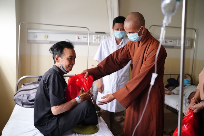 Nhóm Hiểu Và Thương – chùa Hoằng Pháp: Tặng quà tết cho người dân có hoàn cảnh khó khăn