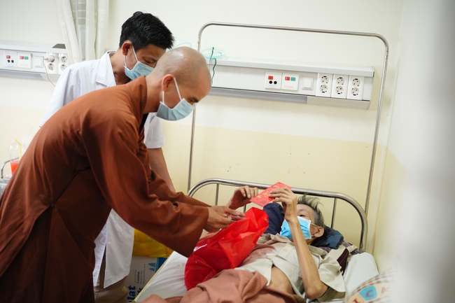 Nhóm Hiểu Và Thương – chùa Hoằng Pháp: Tặng quà tết cho người dân có hoàn cảnh khó khăn