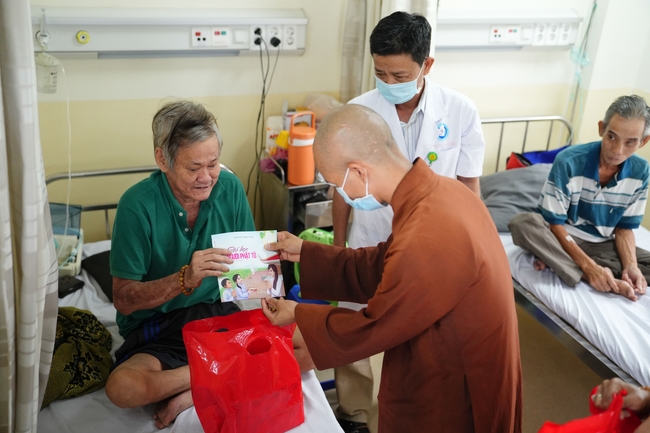 Nhóm Hiểu Và Thương – chùa Hoằng Pháp: Tặng quà tết cho người dân có hoàn cảnh khó khăn