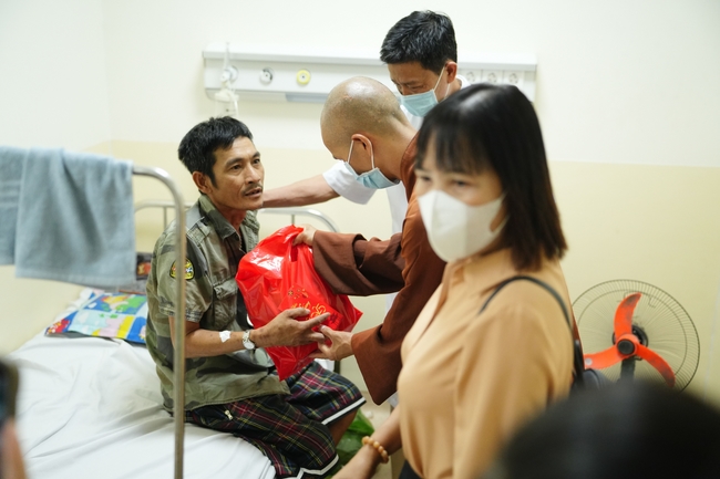 Nhóm Hiểu Và Thương – chùa Hoằng Pháp: Tặng quà tết cho người dân có hoàn cảnh khó khăn