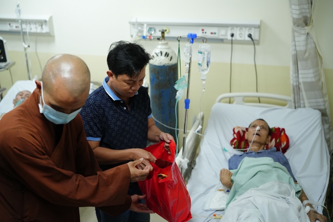 Nhóm Hiểu Và Thương – chùa Hoằng Pháp: Tặng quà tết cho người dân có hoàn cảnh khó khăn