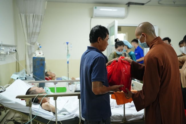 Nhóm Hiểu Và Thương – chùa Hoằng Pháp: Tặng quà tết cho người dân có hoàn cảnh khó khăn