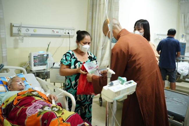 Nhóm Hiểu Và Thương – chùa Hoằng Pháp: Tặng quà tết cho người dân có hoàn cảnh khó khăn