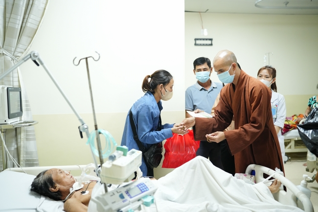 Nhóm Hiểu Và Thương – chùa Hoằng Pháp: Tặng quà tết cho người dân có hoàn cảnh khó khăn