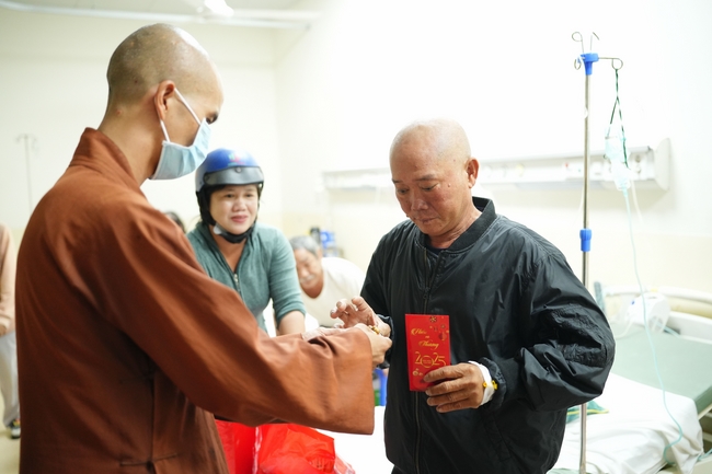 Nhóm Hiểu Và Thương – chùa Hoằng Pháp: Tặng quà tết cho người dân có hoàn cảnh khó khăn