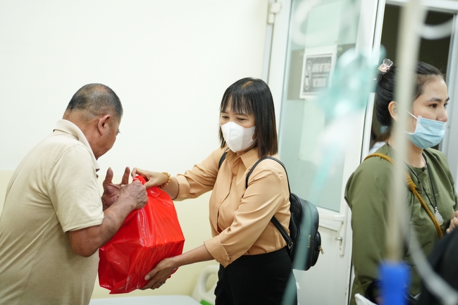 Nhóm Hiểu Và Thương – chùa Hoằng Pháp: Tặng quà tết cho người dân có hoàn cảnh khó khăn