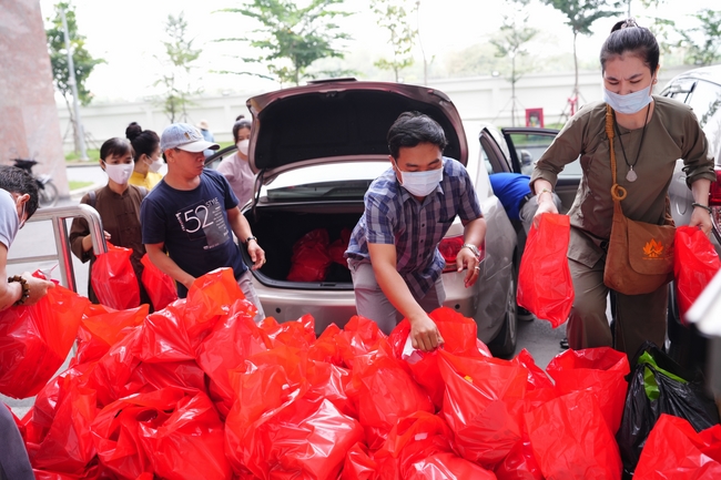 Nhóm Hiểu Và Thương – chùa Hoằng Pháp: Tặng quà tết cho người dân có hoàn cảnh khó khăn
