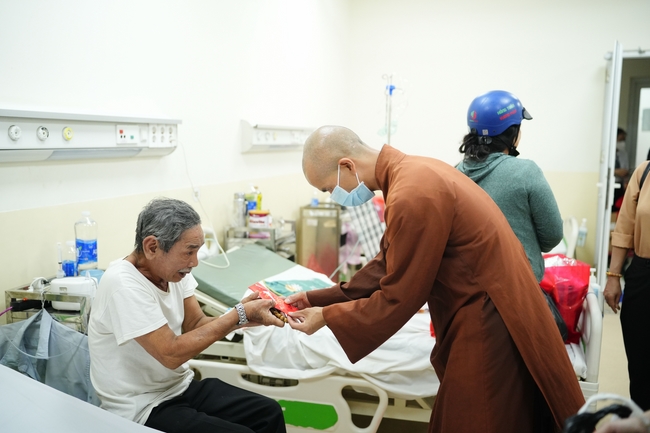 Nhóm Hiểu Và Thương – chùa Hoằng Pháp: Tặng quà tết cho người dân có hoàn cảnh khó khăn