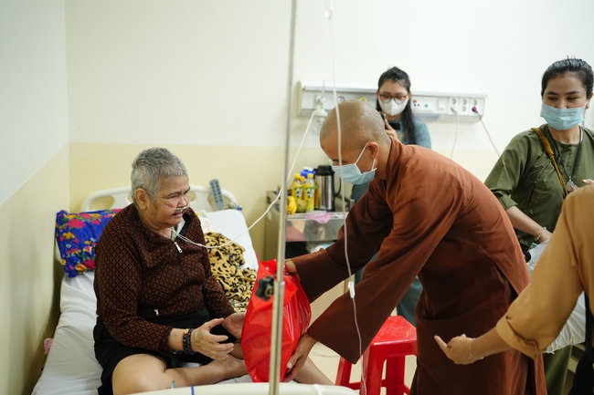 Nhóm Hiểu Và Thương – chùa Hoằng Pháp: Tặng quà tết cho người dân có hoàn cảnh khó khăn