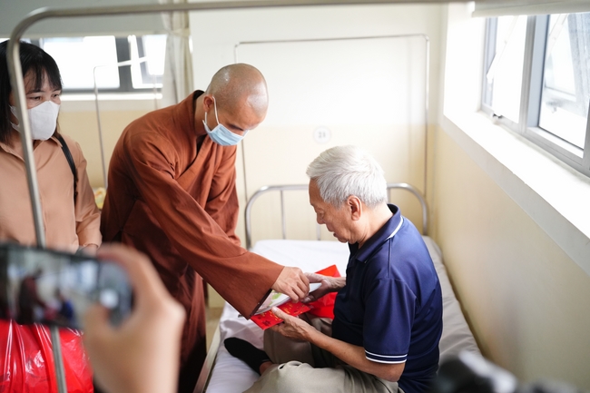 Nhóm Hiểu Và Thương – chùa Hoằng Pháp: Tặng quà tết cho người dân có hoàn cảnh khó khăn