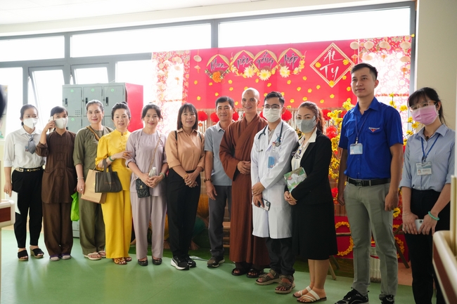 Nhóm Hiểu Và Thương – chùa Hoằng Pháp: Tặng quà tết cho người dân có hoàn cảnh khó khăn