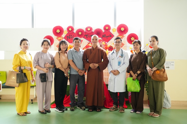 Nhóm Hiểu Và Thương – chùa Hoằng Pháp: Tặng quà tết cho người dân có hoàn cảnh khó khăn