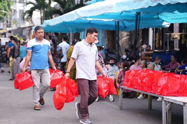 Nhóm Hiểu Và Thương – chùa Hoằng Pháp: Tặng quà tết cho người dân có hoàn cảnh khó khăn
