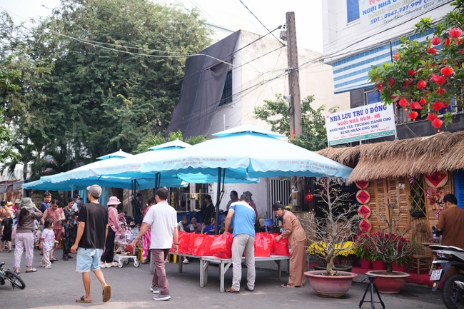 Nhóm Hiểu Và Thương – chùa Hoằng Pháp: Tặng quà tết cho người dân có hoàn cảnh khó khăn