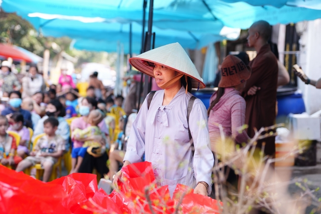 Nhóm Hiểu Và Thương – chùa Hoằng Pháp: Tặng quà tết cho người dân có hoàn cảnh khó khăn