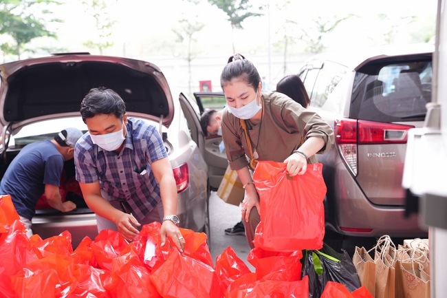 Nhóm Hiểu Và Thương – chùa Hoằng Pháp: Tặng quà tết cho người dân có hoàn cảnh khó khăn