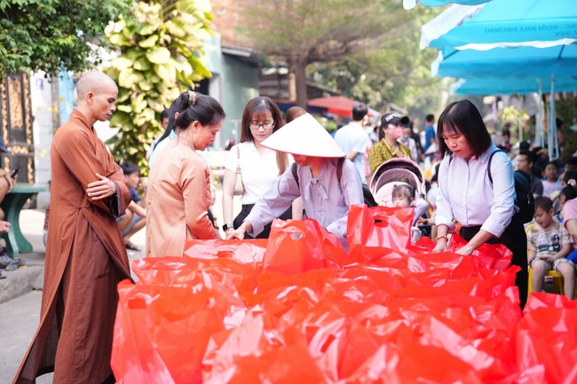 Nhóm Hiểu Và Thương – chùa Hoằng Pháp: Tặng quà tết cho người dân có hoàn cảnh khó khăn