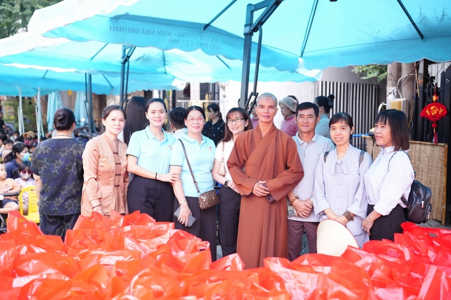 Nhóm Hiểu Và Thương – chùa Hoằng Pháp: Tặng quà tết cho người dân có hoàn cảnh khó khăn