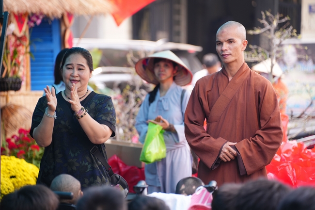 Nhóm Hiểu Và Thương – chùa Hoằng Pháp: Tặng quà tết cho người dân có hoàn cảnh khó khăn