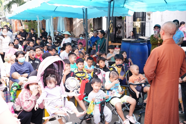 Nhóm Hiểu Và Thương – chùa Hoằng Pháp: Tặng quà tết cho người dân có hoàn cảnh khó khăn