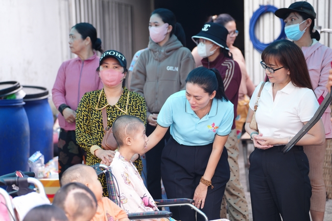 Nhóm Hiểu Và Thương – chùa Hoằng Pháp: Tặng quà tết cho người dân có hoàn cảnh khó khăn