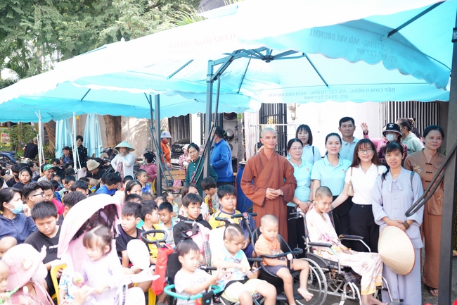 Nhóm Hiểu Và Thương – chùa Hoằng Pháp: Tặng quà tết cho người dân có hoàn cảnh khó khăn