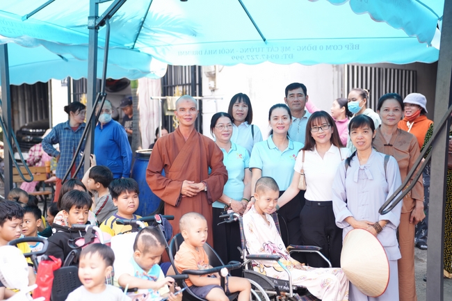 Nhóm Hiểu Và Thương – chùa Hoằng Pháp: Tặng quà tết cho người dân có hoàn cảnh khó khăn