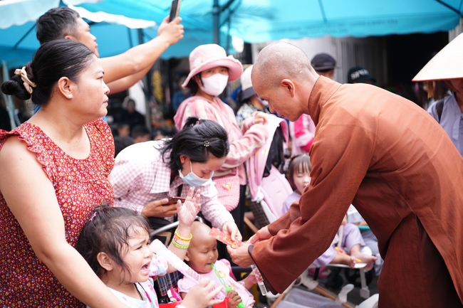 Nhóm Hiểu Và Thương – chùa Hoằng Pháp: Tặng quà tết cho người dân có hoàn cảnh khó khăn