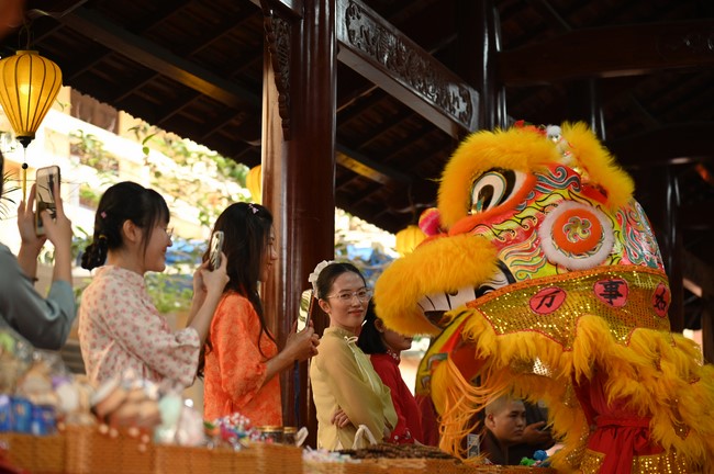 Khai mạc chương trình Tặng Chữ Đầu Xuân Ất Tỵ 2025