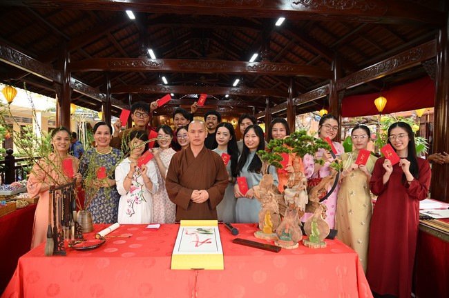 Khai mạc chương trình Tặng Chữ Đầu Xuân Ất Tỵ 2025