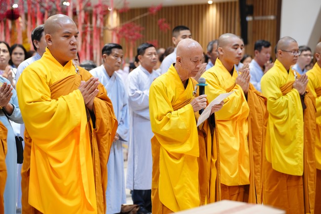 Tặng lộc đầu xuân – Ngày mùng 1 Tết Ất Tỵ 2025