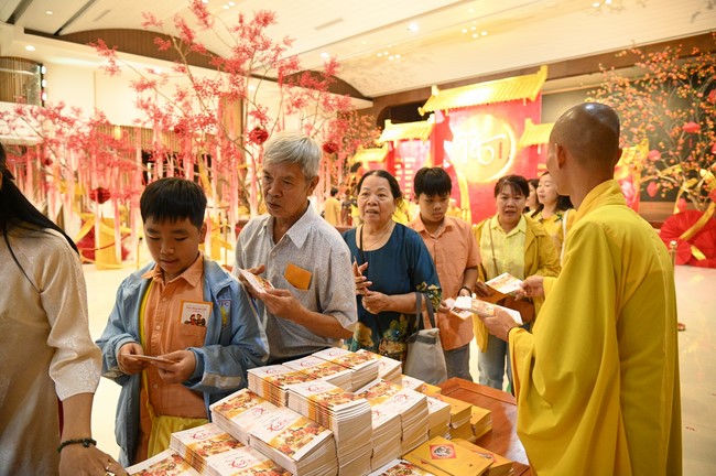 Tặng lộc đầu xuân – Ngày mùng 1 Tết Ất Tỵ 2025