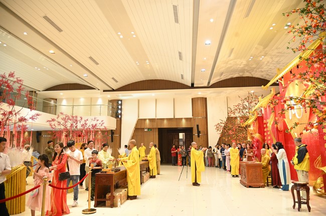 Tặng lộc đầu xuân – Ngày mùng 1 Tết Ất Tỵ 2025