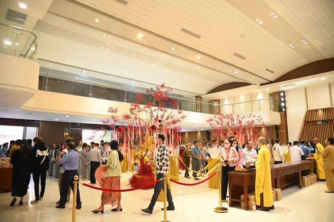 Tặng lộc đầu xuân – Ngày mùng 1 Tết Ất Tỵ 2025