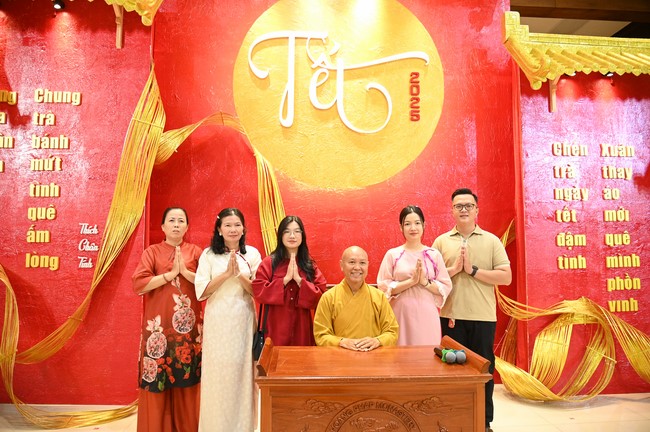 Tặng lộc đầu xuân – Ngày mùng 1 Tết Ất Tỵ 2025