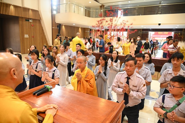 Tặng lộc đầu xuân – Ngày mùng 1 Tết Ất Tỵ 2025