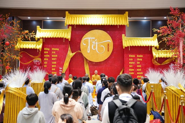 Tặng lộc đầu xuân – Ngày mùng 1 Tết Ất Tỵ 2025