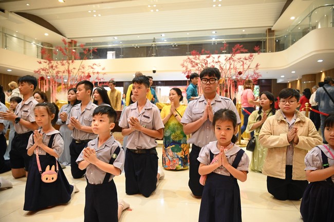 Tặng lộc đầu xuân – Ngày mùng 1 Tết Ất Tỵ 2025