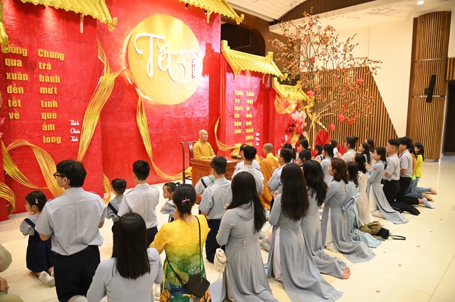 Tặng lộc đầu xuân – Ngày mùng 1 Tết Ất Tỵ 2025