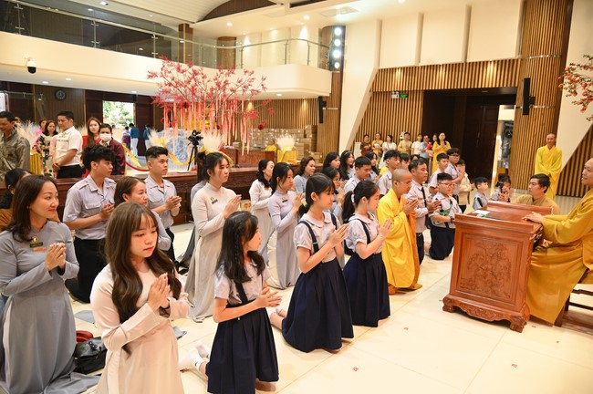 Tặng lộc đầu xuân – Ngày mùng 1 Tết Ất Tỵ 2025