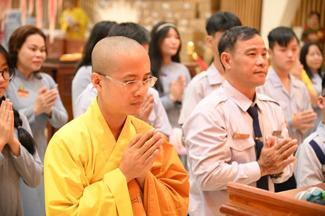 Tặng lộc đầu xuân – Ngày mùng 1 Tết Ất Tỵ 2025