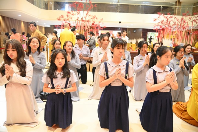 Tặng lộc đầu xuân – Ngày mùng 1 Tết Ất Tỵ 2025