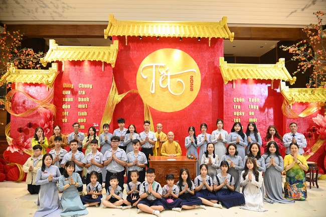 Tặng lộc đầu xuân – Ngày mùng 1 Tết Ất Tỵ 2025