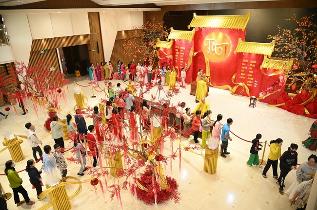 Tặng lộc đầu xuân – Ngày mùng 1 Tết Ất Tỵ 2025