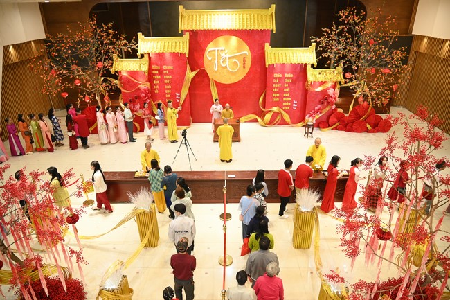 Tặng lộc đầu xuân – Ngày mùng 1 Tết Ất Tỵ 2025