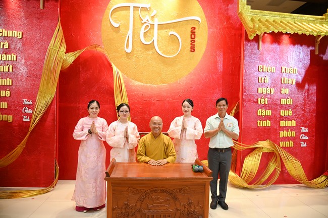 Tặng lộc đầu xuân – Ngày mùng 1 Tết Ất Tỵ 2025