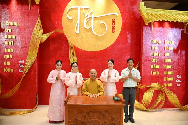 Tặng lộc đầu xuân – Ngày mùng 1 Tết Ất Tỵ 2025