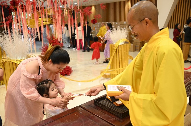 Tặng lộc đầu xuân – Ngày mùng 1 Tết Ất Tỵ 2025